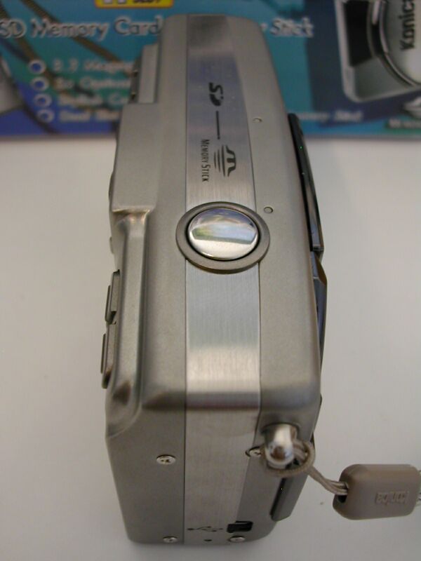   Konica Revio KD-310Z